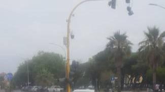 Perde il controllo dell’auto e distrugge il semaforo Multato il conducente