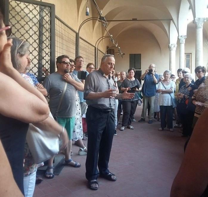 Decine di persone al Chiostro per portare solidarietà a don Castelli «Mi sento libero interiormente» 