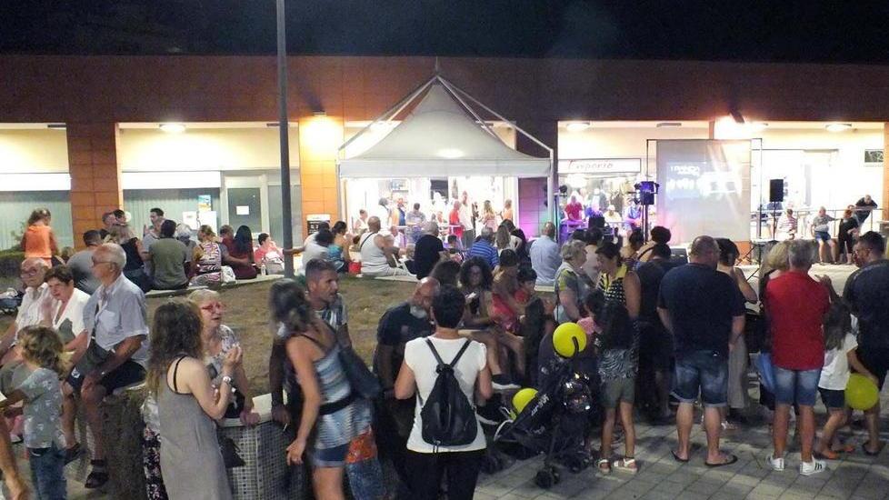 Salivoli a tutta musica: gran pubblico ovunque E giovedì dama vivente più il comico Paci