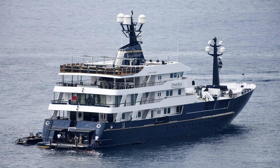 Il panfilo di Briatore ormeggiato alla Biodola 