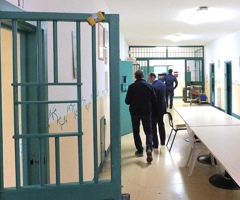 Detenuto violento rifila una gomitata in faccia a un agente: naso rotto 