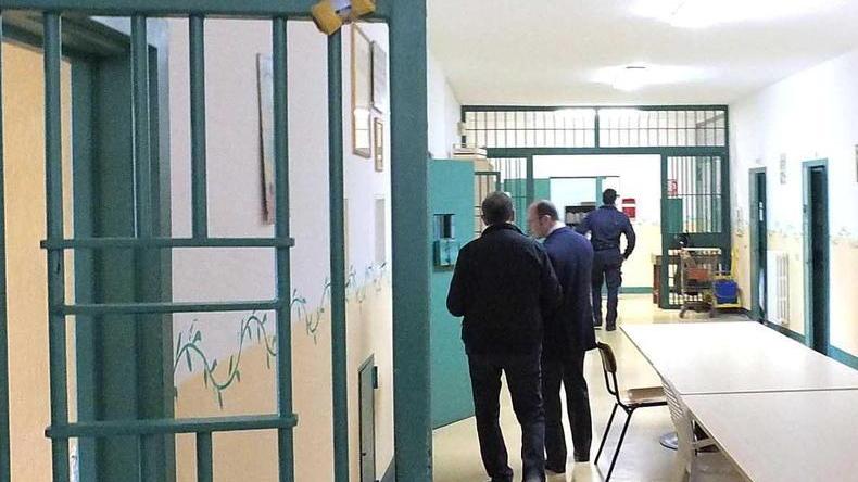 Detenuto violento rifila una gomitata in faccia a un agente: naso rotto