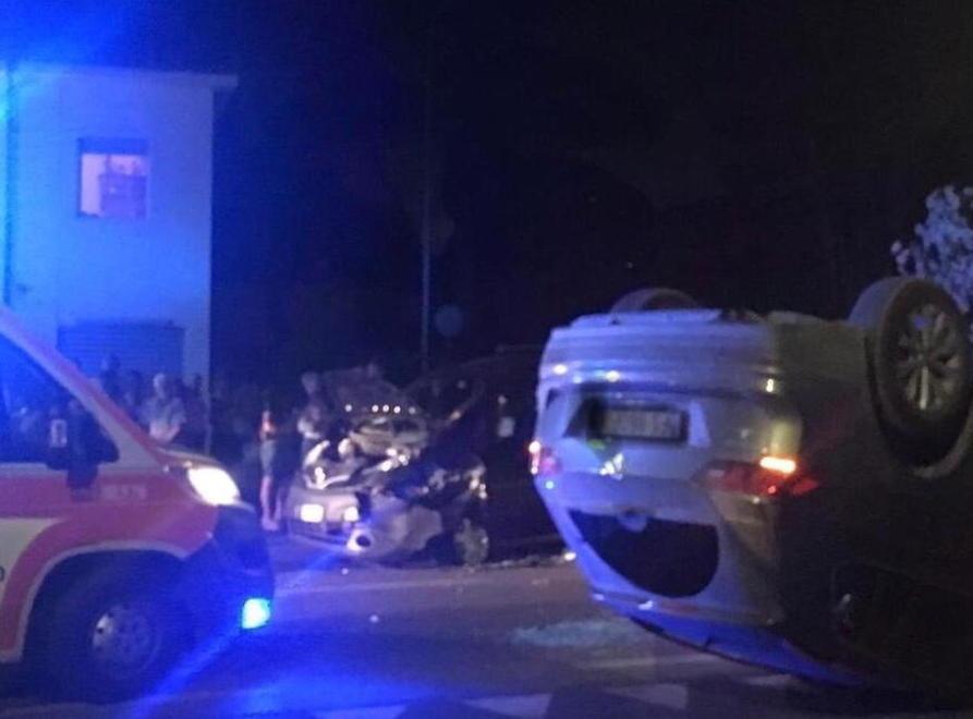 Urta due auto e finisce con le ruote all’insù
