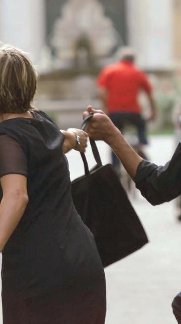 Aggredita in strada per strapparle la collanina 
