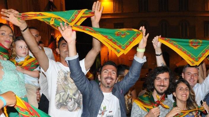 Tutti pazzi per Gavino 500 cuori insuesi in festa per il trionfo della contrada “noiosamente perfetta”