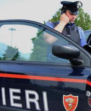 Il marito torna a casa e trova la moglie morta