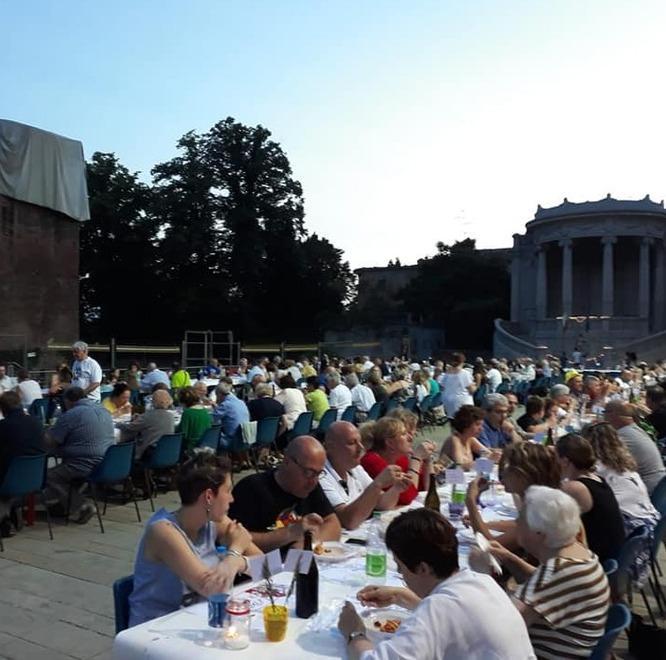 Piazza piena e applausi per la cena sotto la Rocca