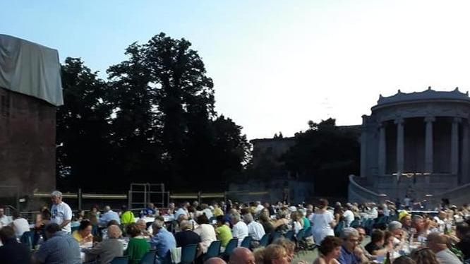 Piazza piena e applausi per la cena sotto la Rocca