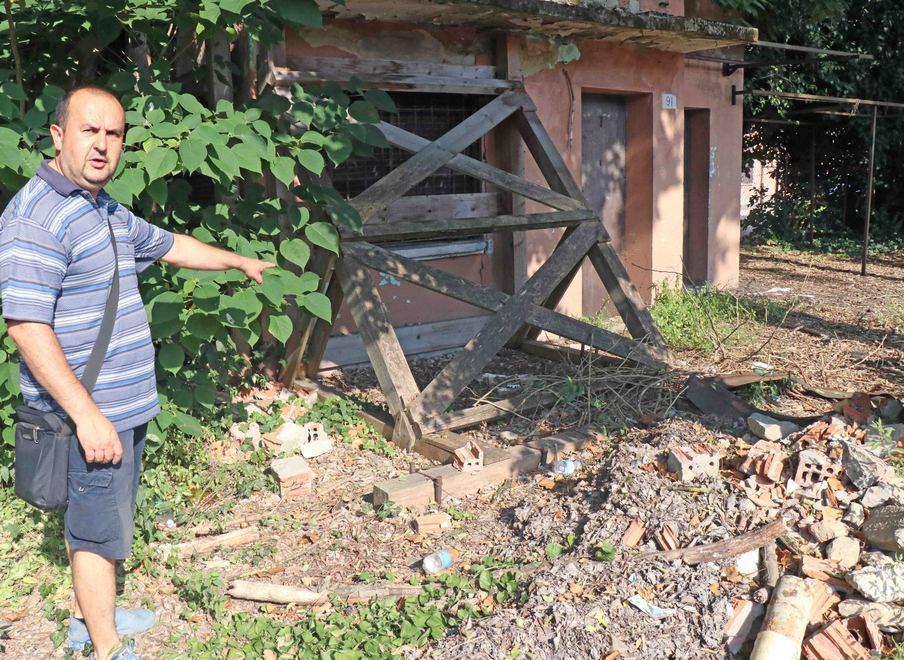 Protesta dei residenti «C’è una discarica e nessuno fa niente» 
