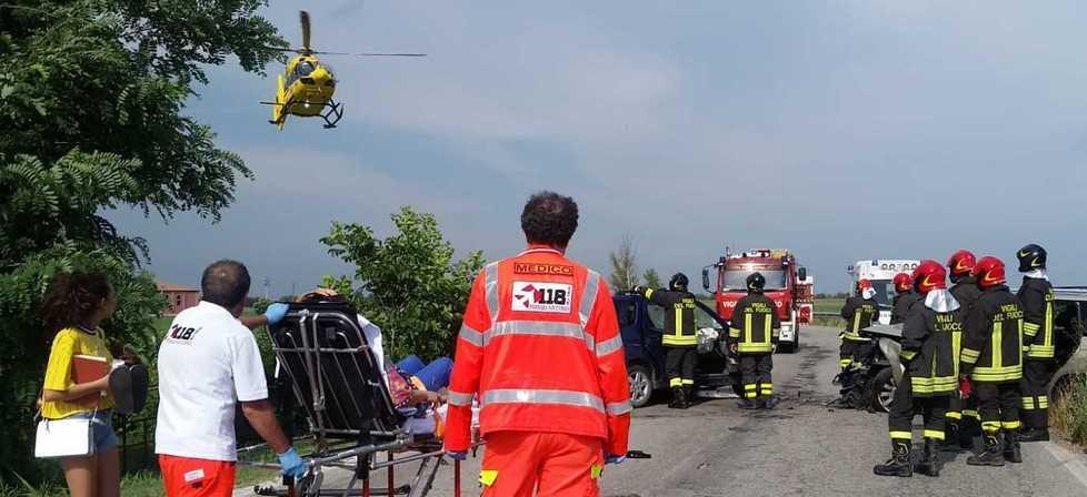 Pauroso frontale tra due auto Quattro feriti, uno è grave 