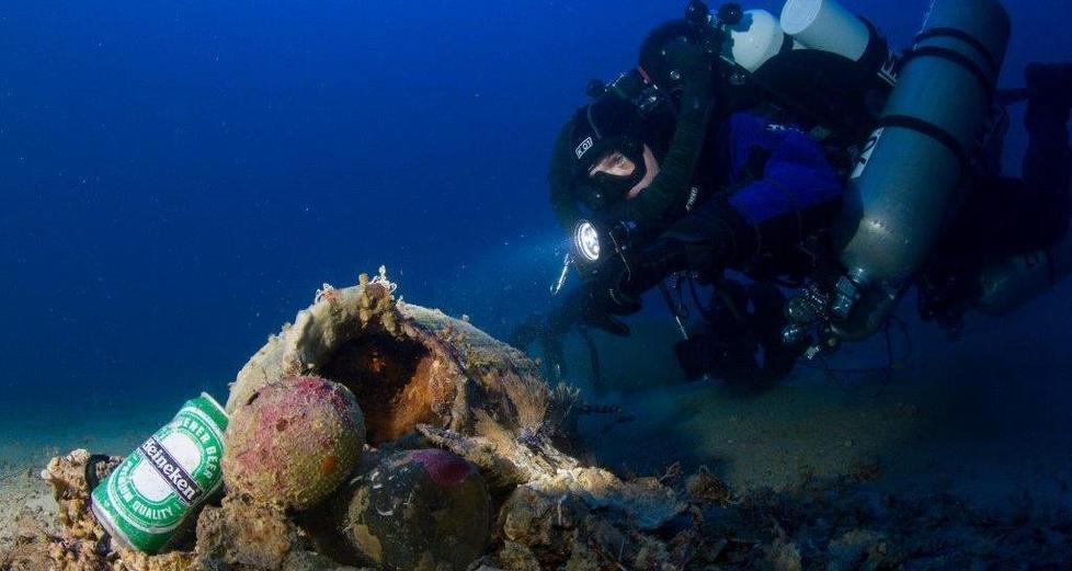 Natura morta a 90 metri in fondo al mare: alle Formiche il simbolo dell'inquinamento