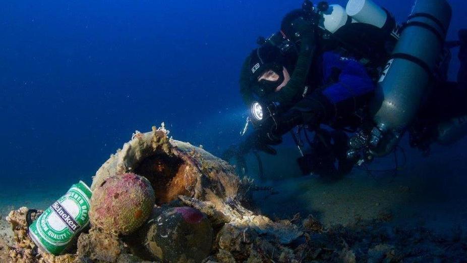 Natura morta a 90 metri in fondo al mare: alle Formiche il simbolo dell'inquinamento