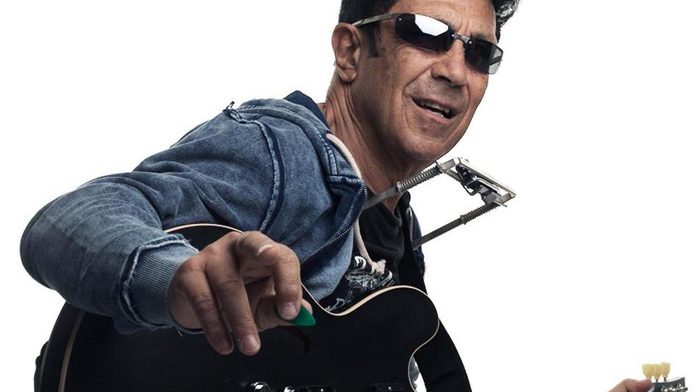 La voce e la chitarra di Bennato fanno tappa in piazza dei Cavalieri