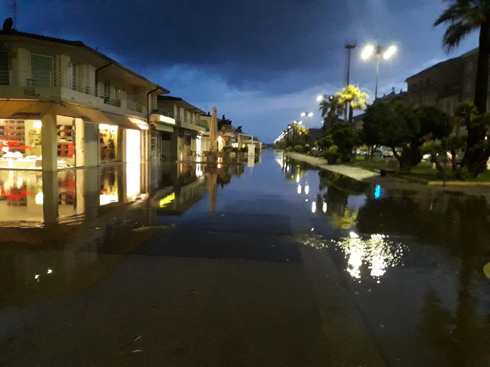 La Passeggiata di Viareggio allegata dopo un violento temporale