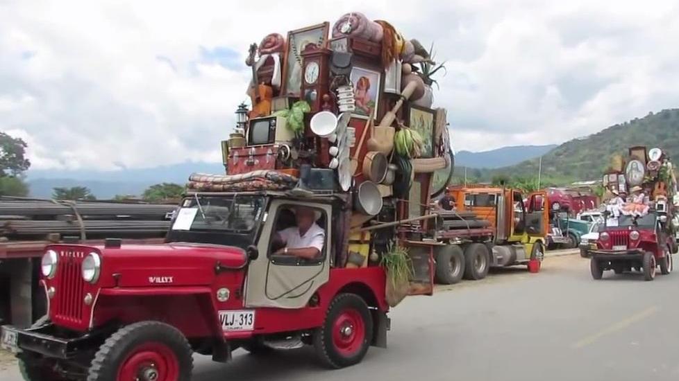 Le Willis “ballano” stracariche di oggetti, benvenuti al carnevale delle jeep