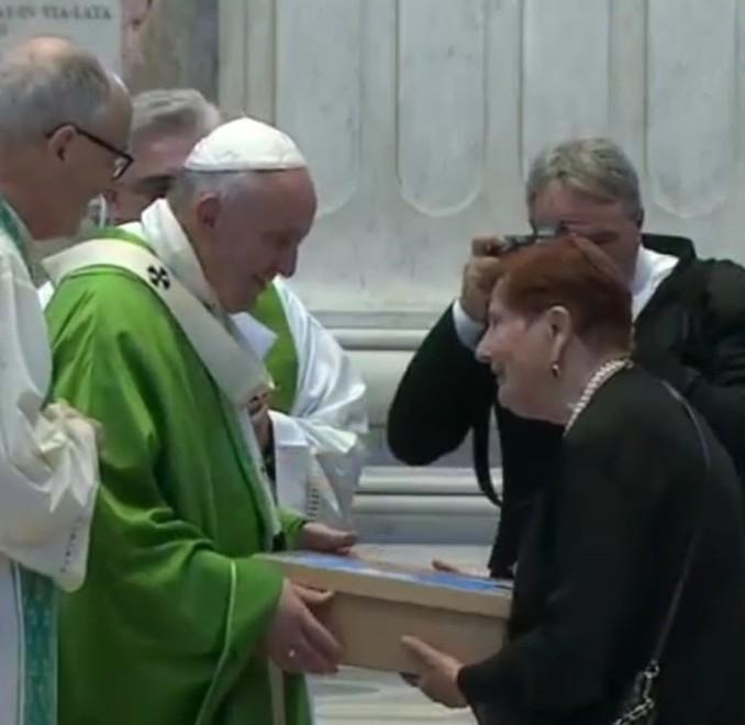 Nonantola. La stola di Annamaria consegnata al Papa 