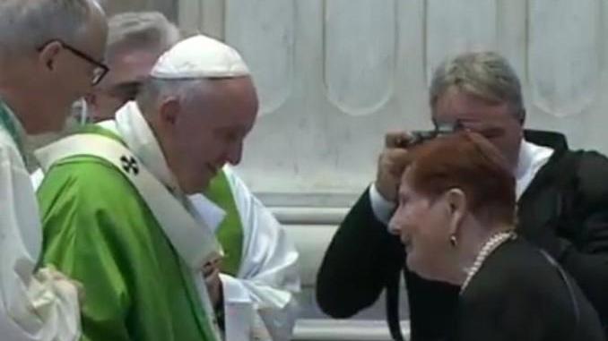 Nonantola. La stola di Annamaria consegnata al Papa