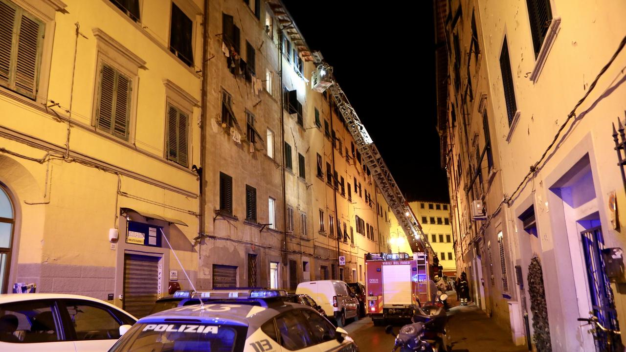 Litiga con la compagna e getta i vasi dalla finestra: danni a due auto