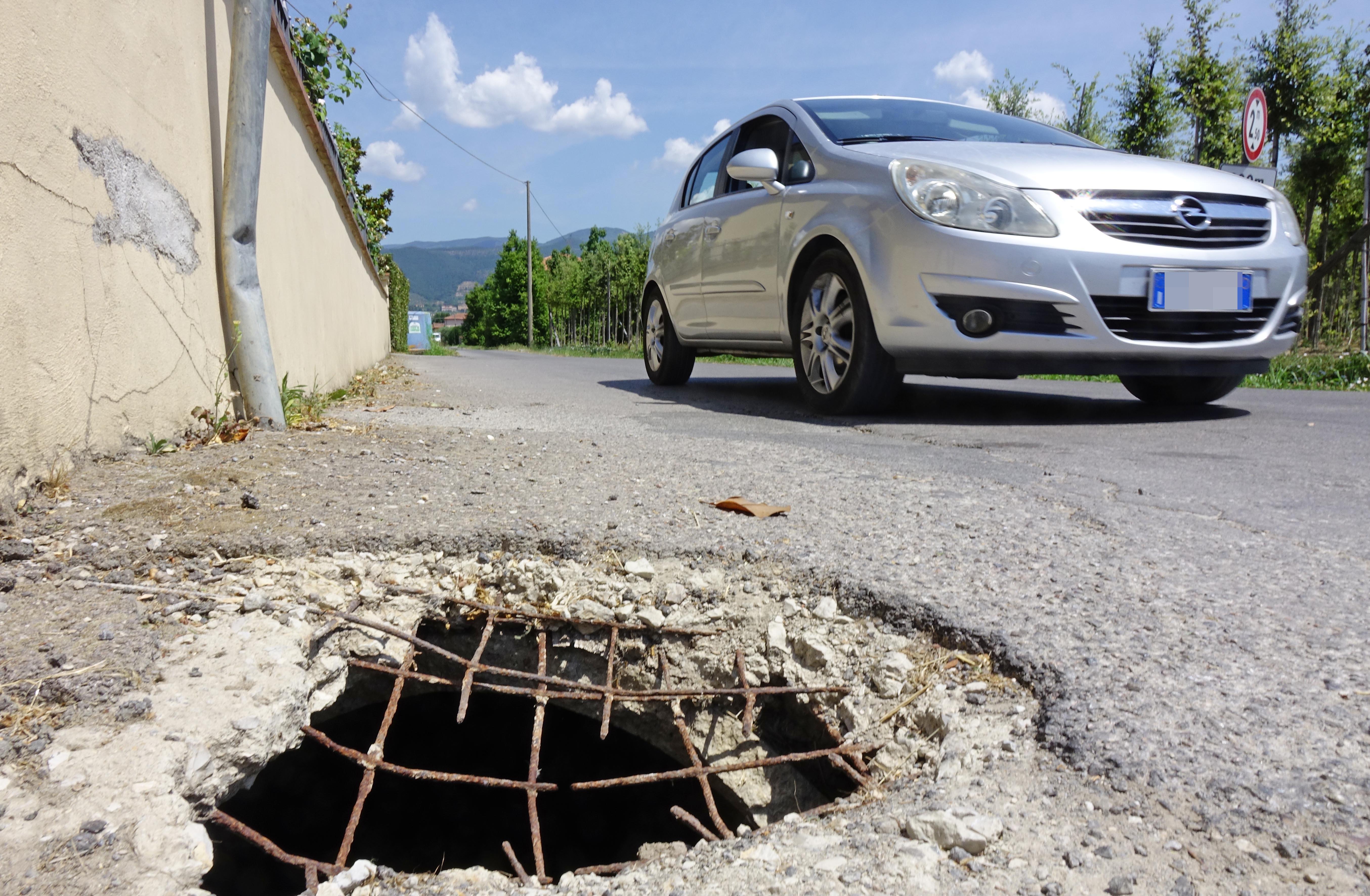 Una buca che assomiglia a una voragine in via Girone di Mezzo