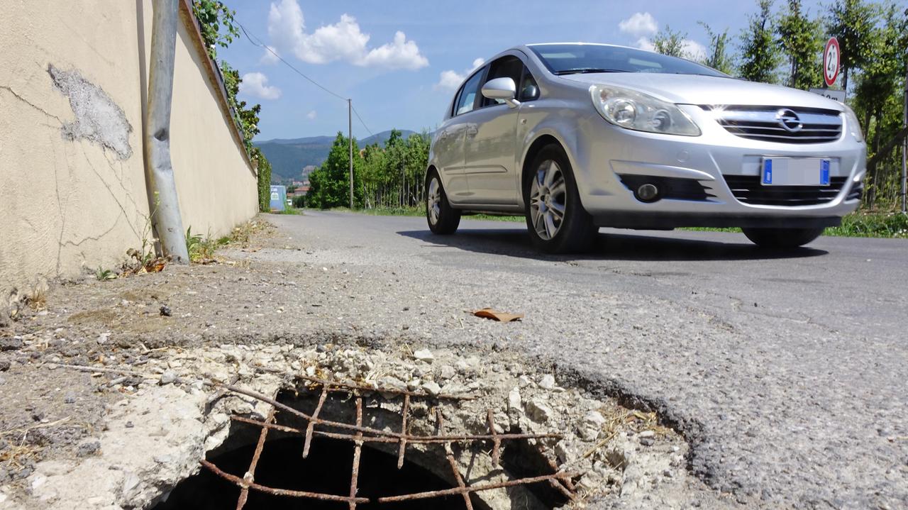 Una buca che assomiglia a una voragine in via Girone di Mezzo