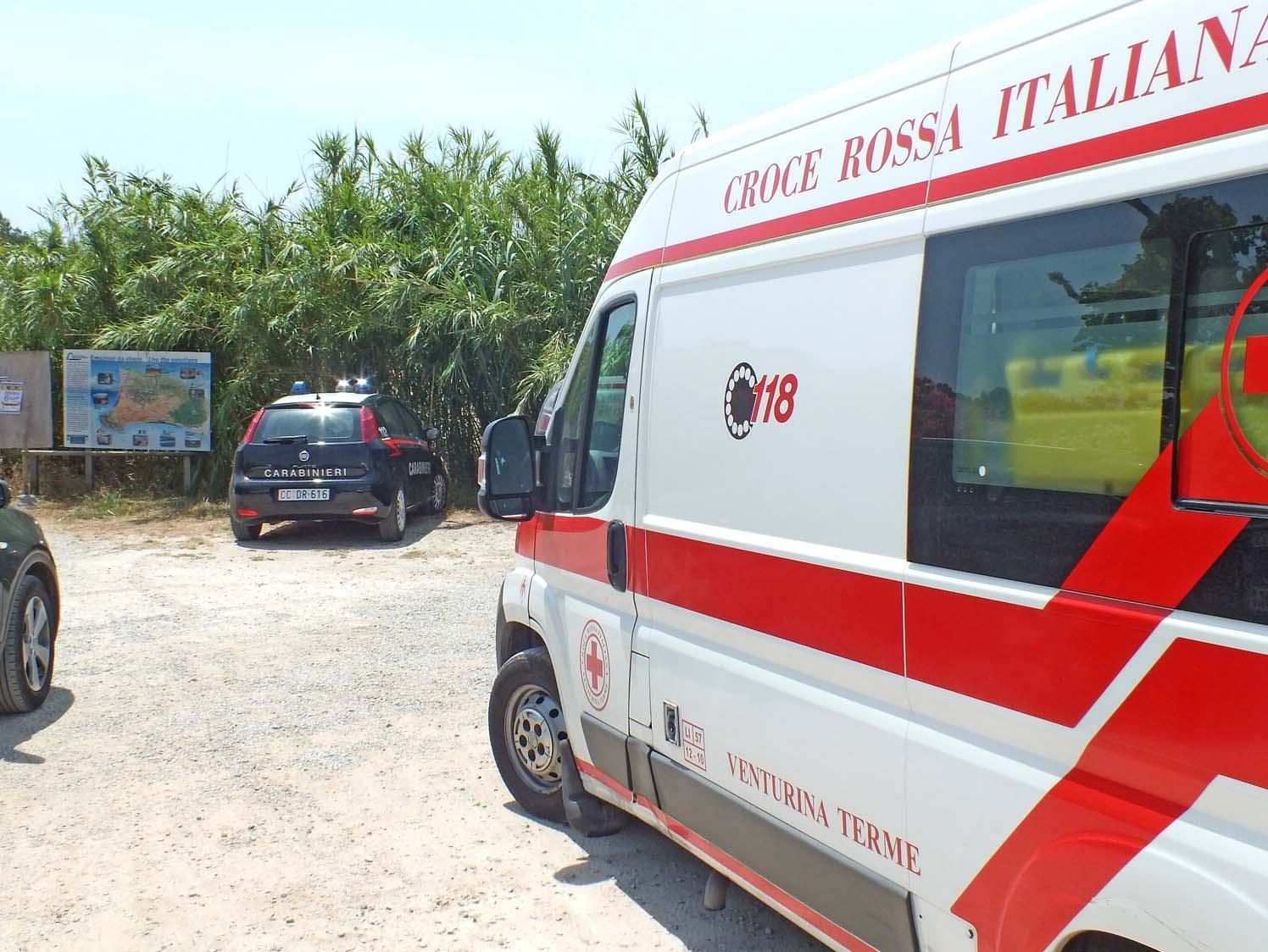 Carrara, un uomo trovato morto in un fosso con la bici
