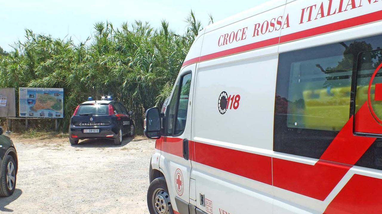 Carrara, un uomo trovato morto in un fosso con la bici