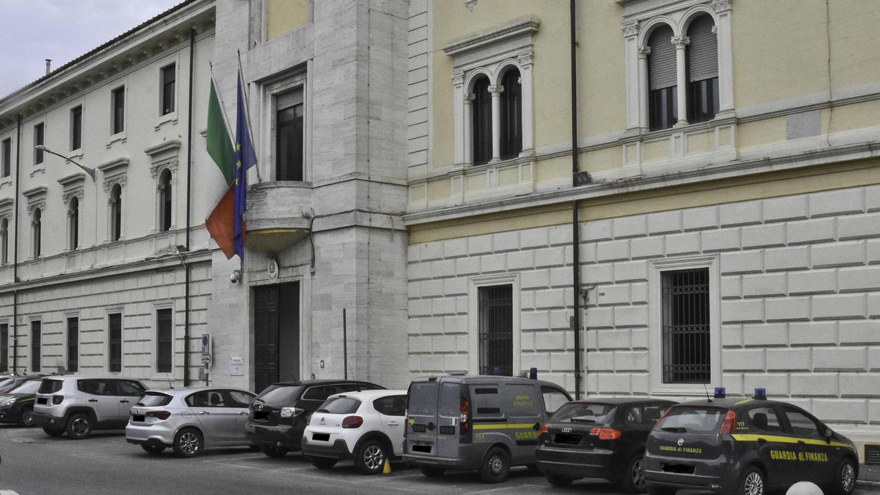 Spaccio nel bosco, lesioni e minacce: due arresti