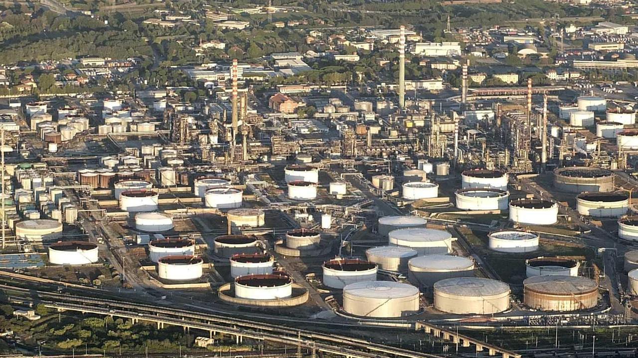 La raffineria Eni in una foto dall'alto