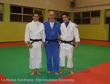 Il maestro Paolo Marras con i fratelli Piredda 