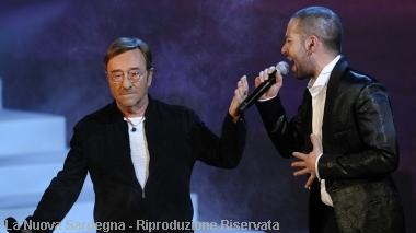 Giuliano Rassu canta insieme con Lucio Dalla durante l&#146;edizione del 2009 di X Factor   