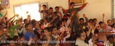 Un gruppo di bambini marocchini coinvolti in un progetto di sviluppo internazionale Sotto, Maria Giovanna Lai con una sua amica del Marocco   