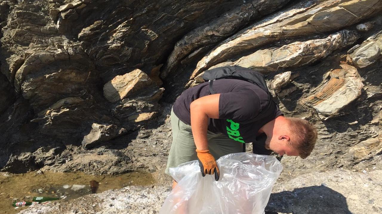 Sono solo quattro giorni che Vittorio Fabbri non passa di qui, ma tra gli scogli sotto piazza Bovio bottiglie di vetro e cicche purtroppo non mancano