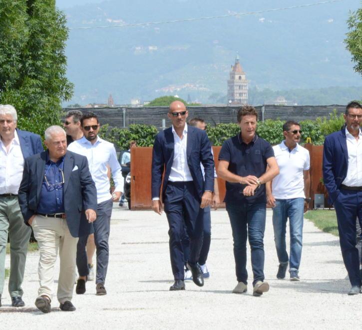 Pancaro al centro fra Vannucci e il presidente della Pistoiese, Orazio Ferrari (Foto Gori)