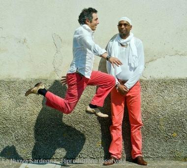 A sinistra una curiosa immagine di Paolo Fresu e Omar Sosa A destra i due jazzisti in sala dincisione 