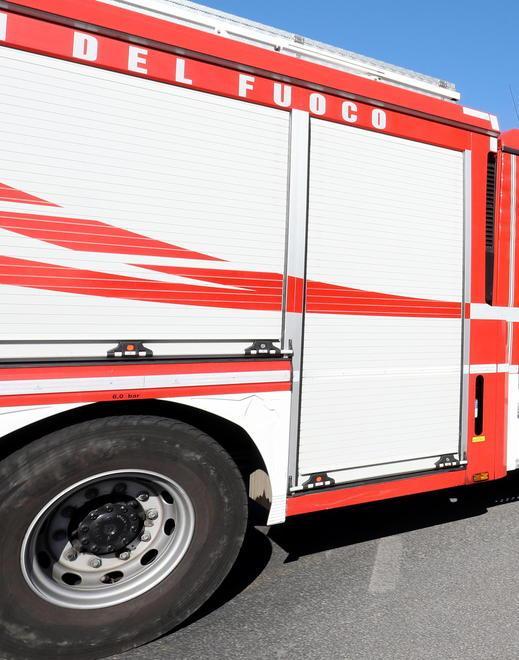 Fiamme in falegnameria brucia una catasta Ci pensano i pompieri