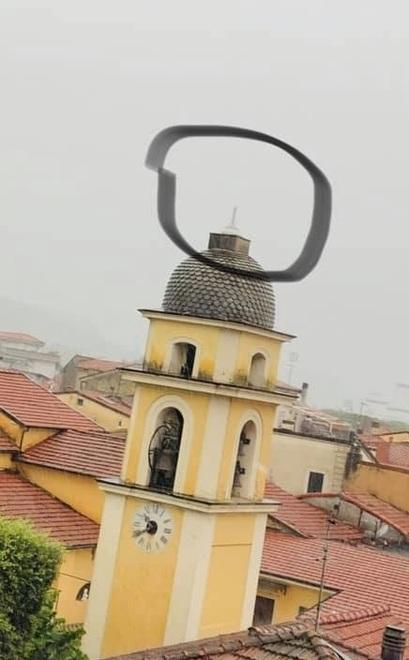 Un fulmine porta via la croce