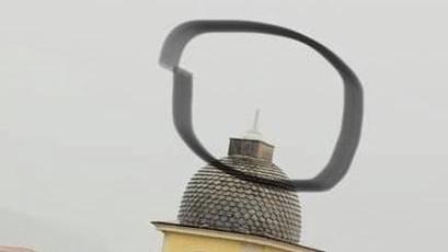 Un fulmine porta via la croce
