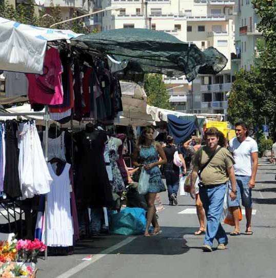 Le scippano la borsa mentre fa acquisti ferita al volto una 70enne