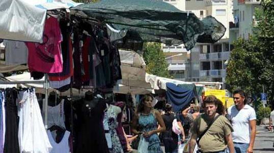 Le scippano la borsa mentre fa acquisti ferita al volto una 70enne