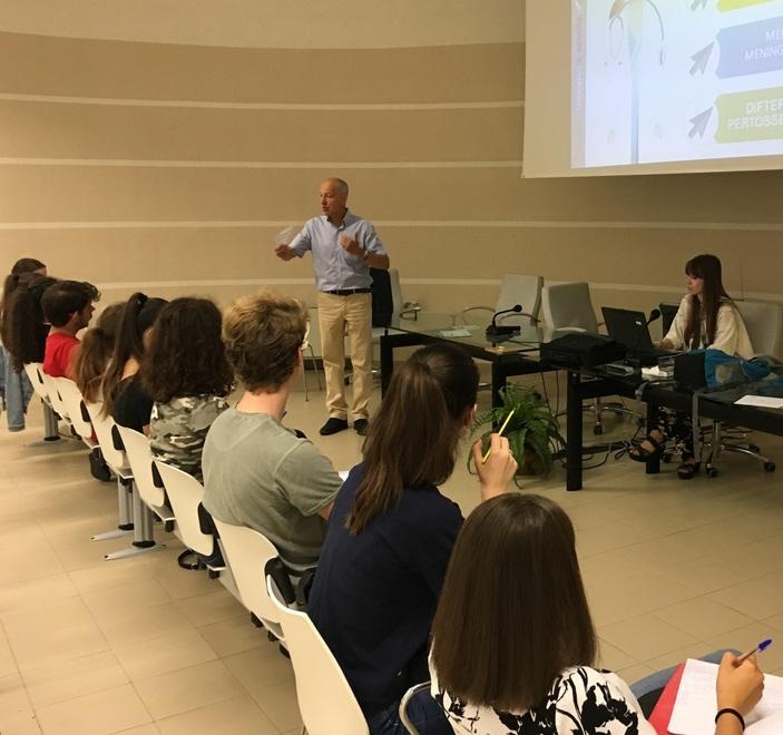 I medici si vestono da prof e fanno lezione agli studenti