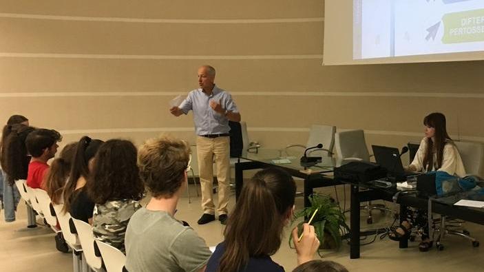 I medici si vestono da prof e fanno lezione agli studenti