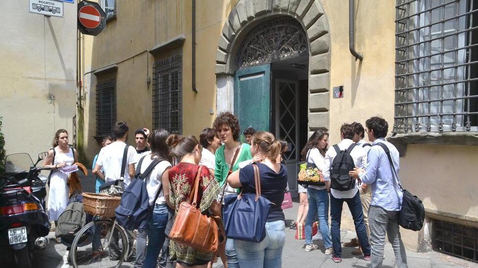 Gabriele, esame da 100 e lode al classico La lista dei maturi anche a Civitali e Paladini