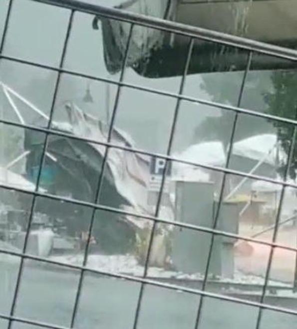 La pioggia spazza via il mercato Il sindaco salva un automobilista 