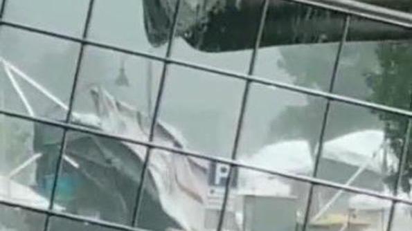 La pioggia spazza via il mercato Il sindaco salva un automobilista