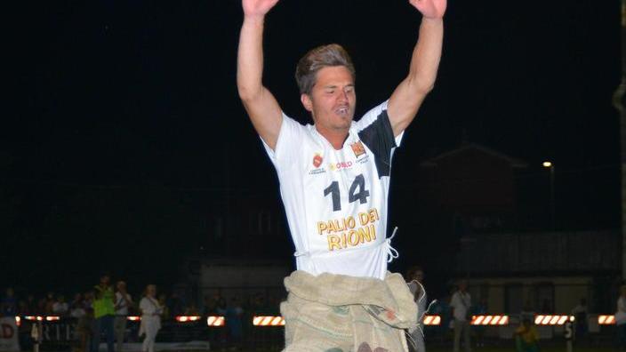 Stasera parte il Palio dei rioni con bruco, bandierine e sacco