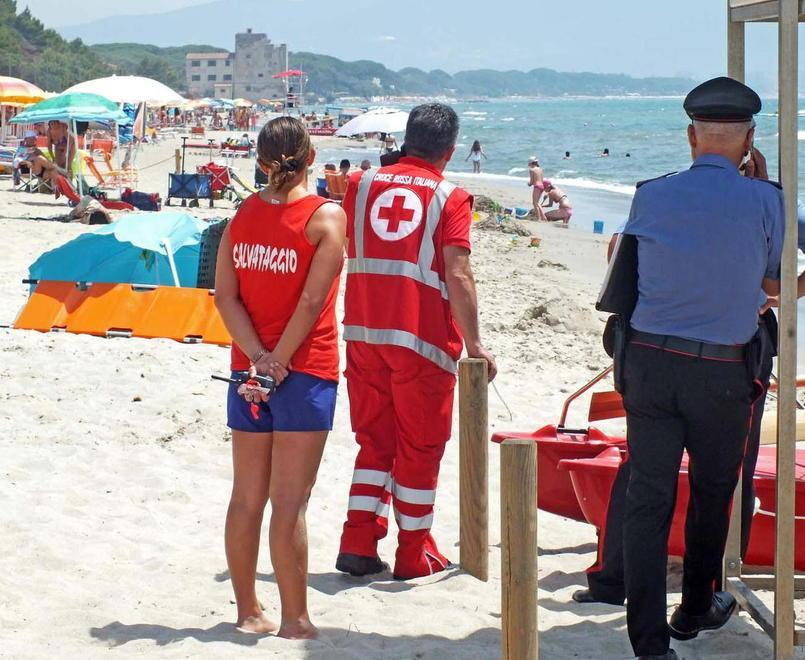 Muore in spiaggia per un malore mentre sta per entrare in acqua 