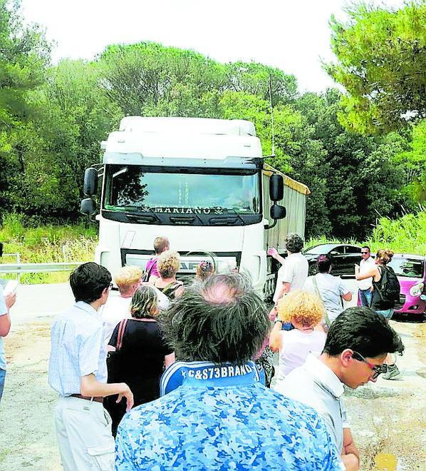 Discarica del Limoncino bloccato camion di fanghi 