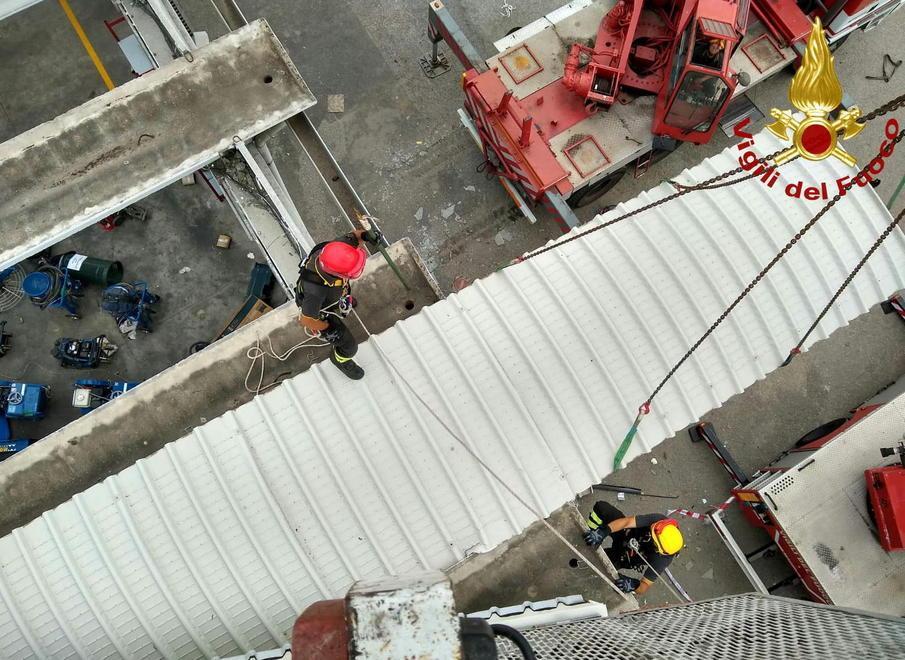 Tromba d’aria nella zona industriale Tetti scoperchiati e container spazzati via 