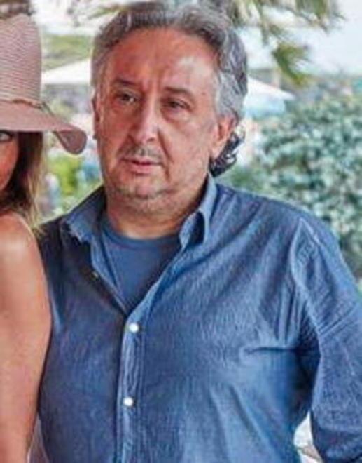 Povia canta, ma il caso non è chiuso Il Comune toglie il patrocinio al Galà 