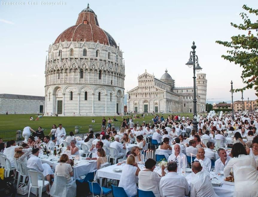 Piazza dei Miracoli si veste di bianco per la serata di beneficenza 